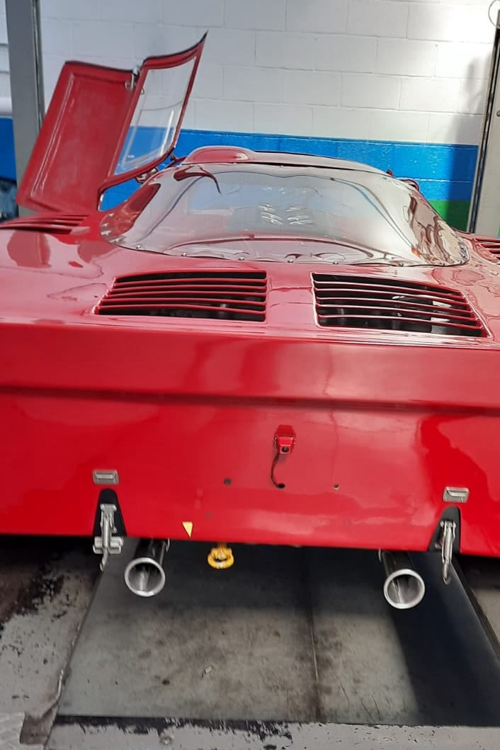 Vista frontale dell'Alfa Romeo Tipo 33/2 Daytona. Scarico realizzato da Giordano Competition di Giordano Marco. Competition Exhaust System.