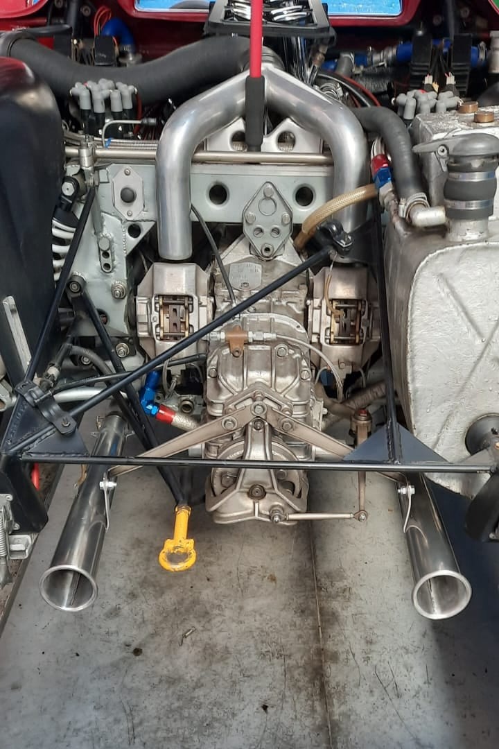 Vista dello scarico dell'Alfa Romeo Tipo 33/2 Daytona. Scarico realizzato da Giordano Competition di Giordano Marco. Competition Exhaust System.