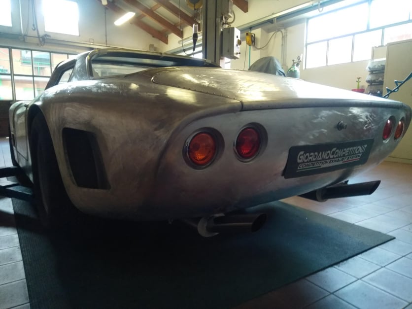 Vista posteriore della Bizzarrini 5300 GT. Scarico realizzato da Giordano Competition di Giordano Marco. Competition Exhaust System.