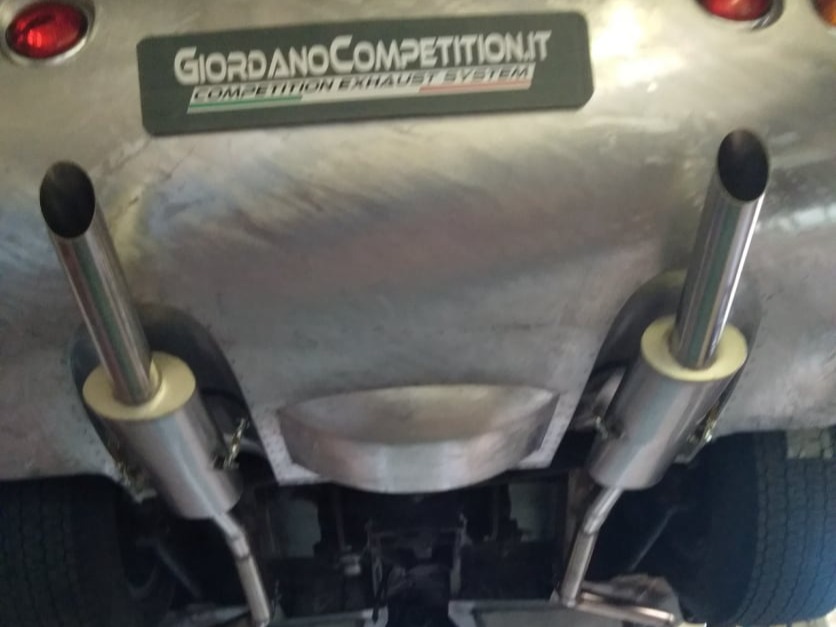 Vista dello scarico della Bizzarrini 5300 GT. Scarico realizzato da Giordano Competition di Giordano Marco. Competition Exhaust System.