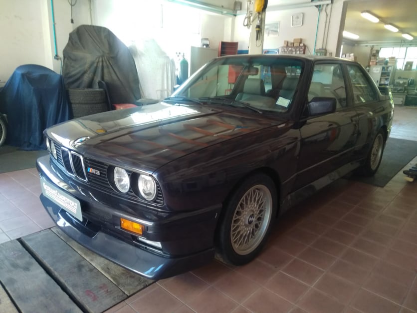 Vista frontale della BMW M3 E30 Johnny Cecotto. Scarico realizzato da Giordano Competition di Giordano Marco. Competition Exhaust System.