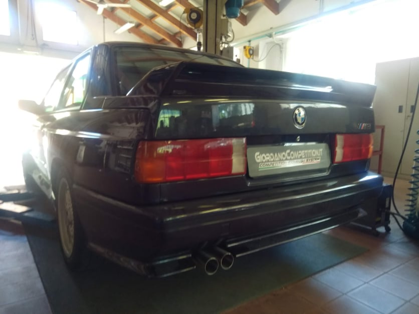 Vista posteriore della BMW M3 E30 Johnny Cecotto. Scarico realizzato da Giordano Competition di Giordano Marco. Competition Exhaust System.