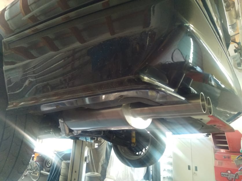 Vista dello scarico della BMW M3 E30 Johnny Cecotto. Scarico realizzato da Giordano Competition di Giordano Marco. Competition Exhaust System.