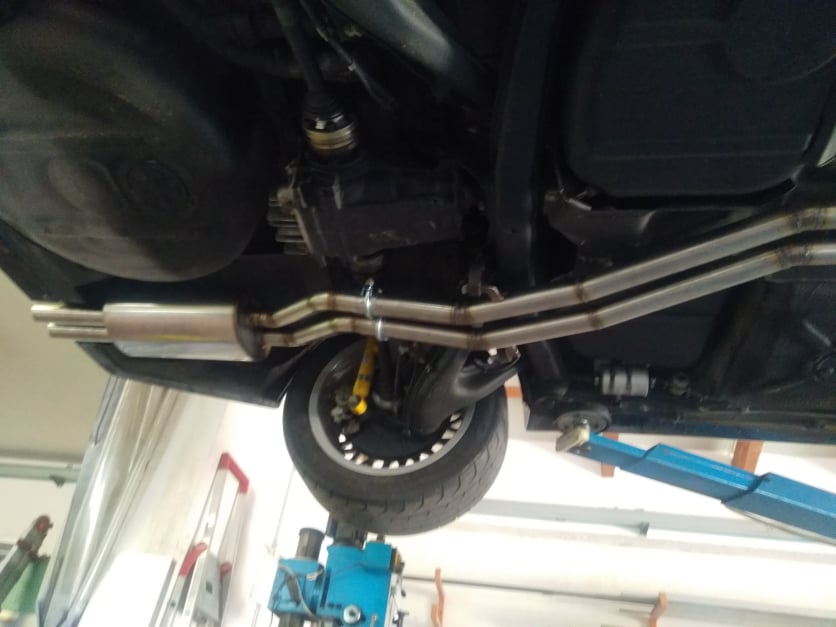 Vista dello scarico della BMW M3 E30 Johnny Cecotto. Scarico realizzato da Giordano Competition di Giordano Marco. Competition Exhaust System.