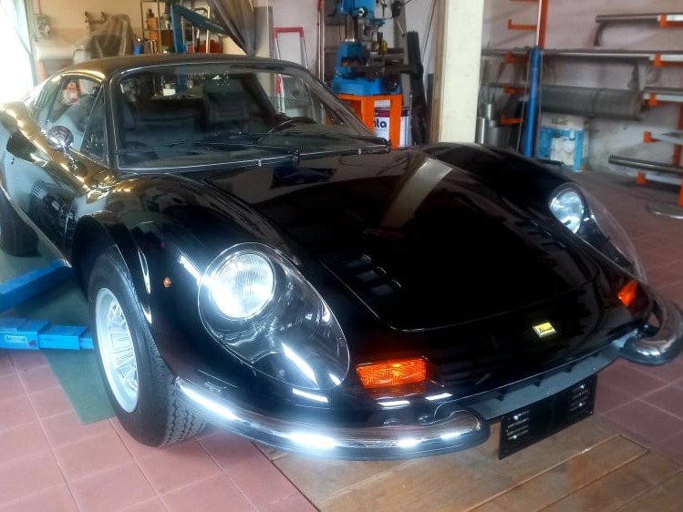 Vista frontale della Ferrari Dino GT. Scarico realizzato da Giordano Competition di Giordano Marco. Competition Exhaust System.