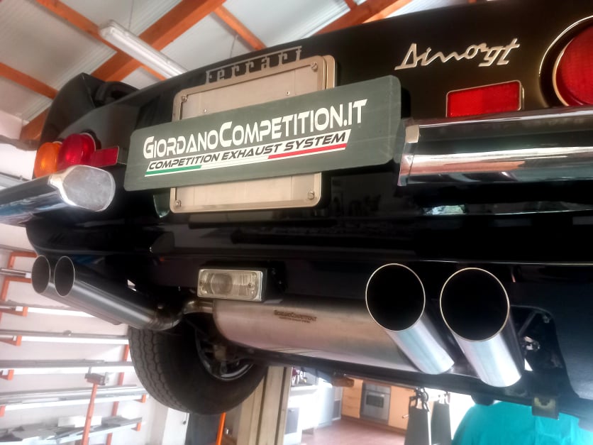 Vista posteriore della Ferrari Dino GT. Scarico realizzato da Giordano Competition di Giordano Marco. Competition Exhaust System.