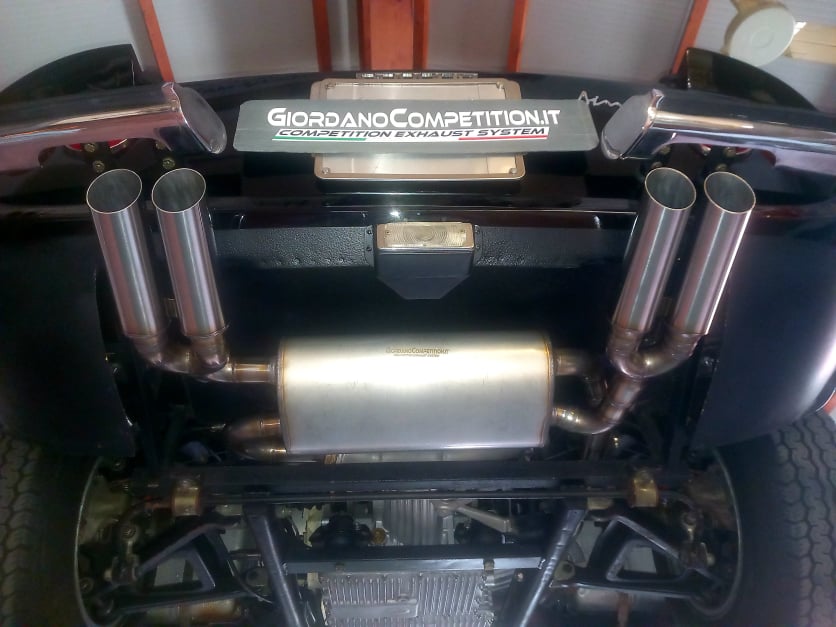 Vista dello scarico della Ferrari Dino GT. Scarico realizzato da Giordano Competition di Giordano Marco. Competition Exhaust System.