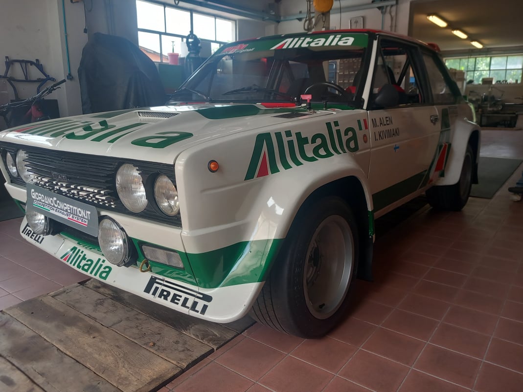Vista frontale della Fiat 131 Abarth Rally. Scarico realizzato da Giordano Competition di Giordano Marco. Competition Exhaust System.