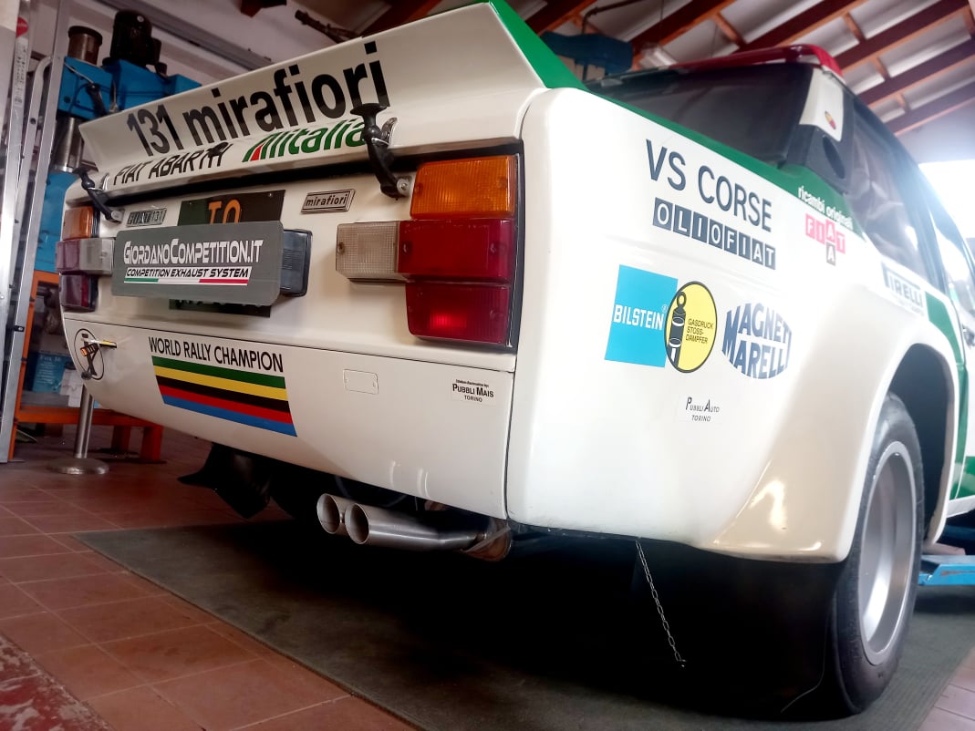 Vista posteriore della Fiat 131 Abarth Rally. Scarico realizzato da Giordano Competition di Giordano Marco. Competition Exhaust System.