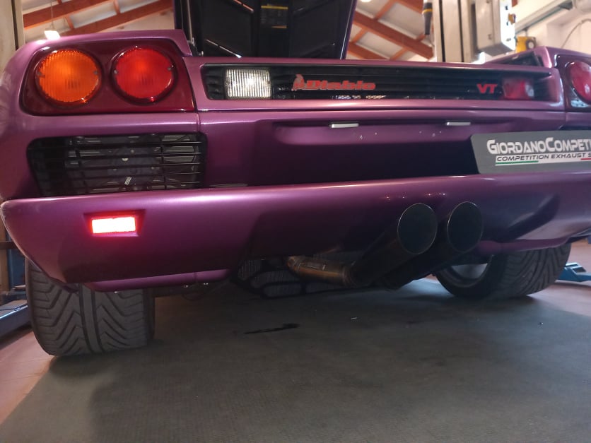 Vista posteriore della Lamborghini Diablo VT. Scarico realizzato da Giordano Competition di Giordano Marco. Competition Exhaust System.