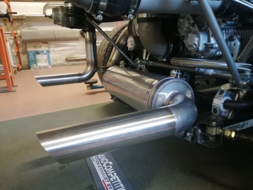 Vista dello scarico della Lancia Delta S4. Scarico e tubi intercooler realizzati da Giordano Competition di Giordano Marco. Competition Exhaust System.