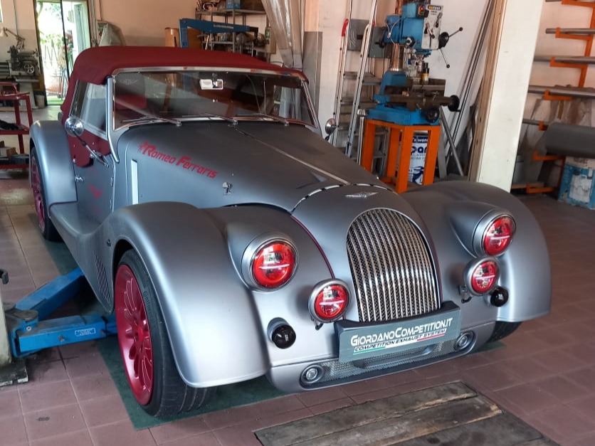 Vista frontale della Morgan Plus Six. Scarico realizzato da Giordano Competition di Giordano Marco. Competition Exhaust System.