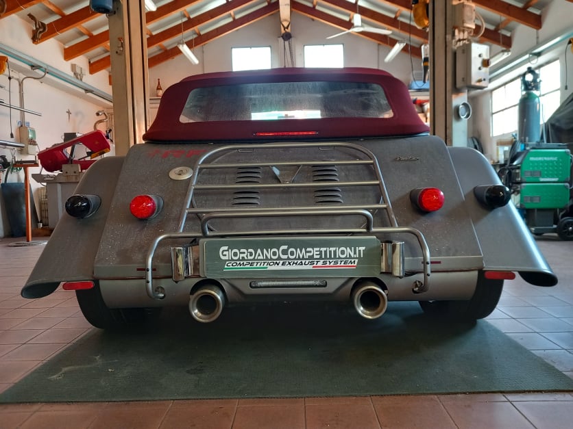 Vista posteriore della Morgan Plus Six. Scarico realizzato da Giordano Competition di Giordano Marco. Competition Exhaust System.