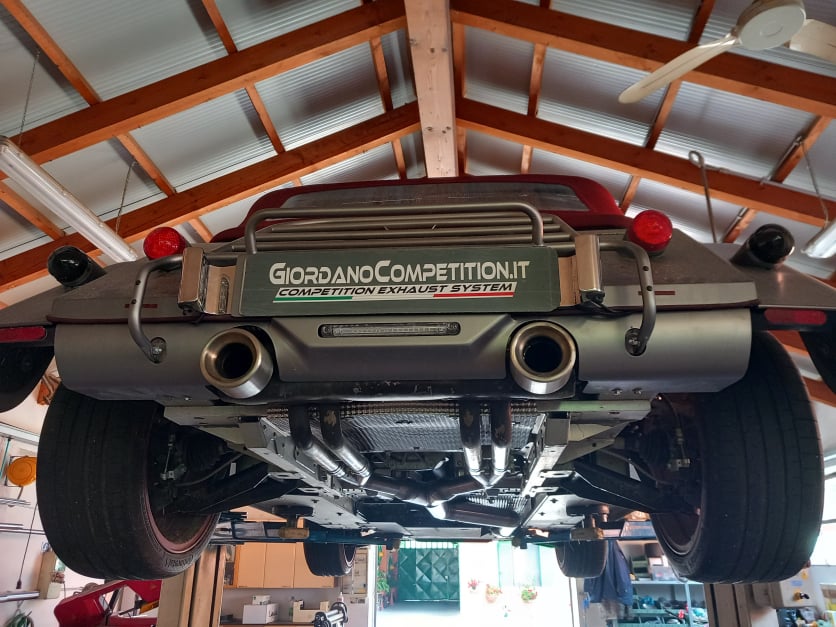 Vista dello scarico della Morgan Plus Six. Scarico realizzato da Giordano Competition di Giordano Marco. Competition Exhaust System.