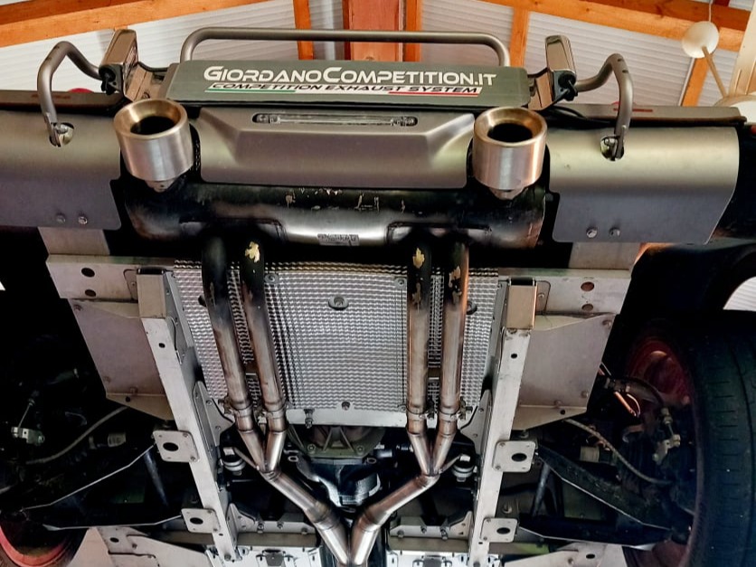 Vista dello scarico della Morgan Plus Six. Scarico realizzato da Giordano Competition di Giordano Marco. Competition Exhaust System.