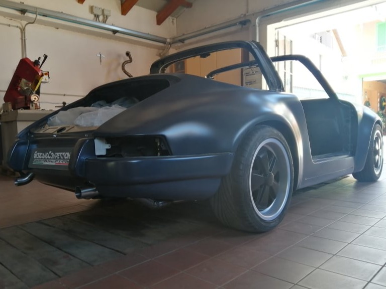 Vista posteriore della Porsche 964 Stinger. Scarico realizzato da Giordano Competition di Giordano Marco. Competition Exhaust System.